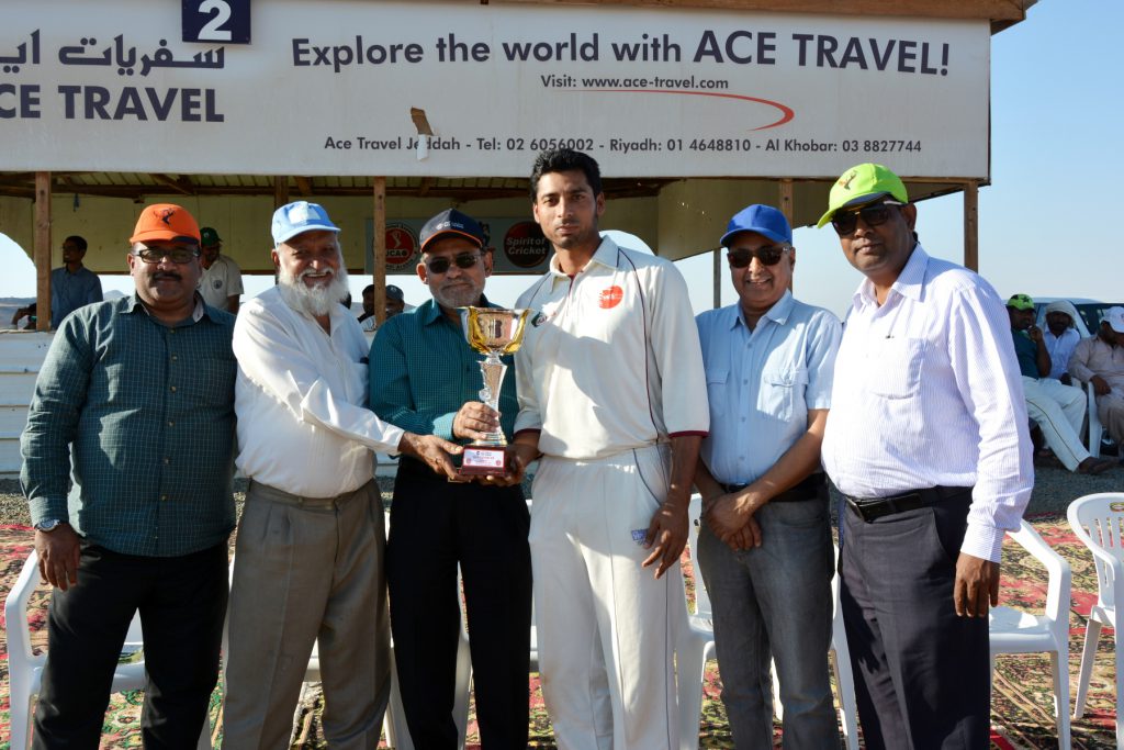Jeddah-Cricket-Association-Mohamed-Imran-from-MCH-Premier-Receiving-Best-Bowler-of-the-tournament